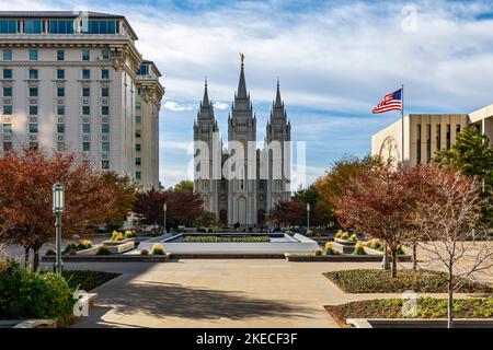 Le Temple de Salt Lake est le temple le plus célèbre et le plus grand de l'Église de Jésus-Christ des Saints des derniers jours. Le bâtiment est construit dans différents styles d'historicisme et est situé à Salt Lake City, la capitale de l'état américain de l'Utah. Banque D'Images