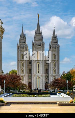 Le Temple de Salt Lake est le temple le plus célèbre et le plus grand de l'Église de Jésus-Christ des Saints des derniers jours. Le bâtiment est construit dans différents styles d'historicisme et est situé à Salt Lake City, la capitale de l'état américain de l'Utah. Banque D'Images