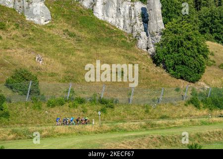 Groupe de cyclisme, groupe de rock 'Spitziger Stein' dans la vallée de la Grande Lauter dans l'Alb. Du Swabian Banque D'Images