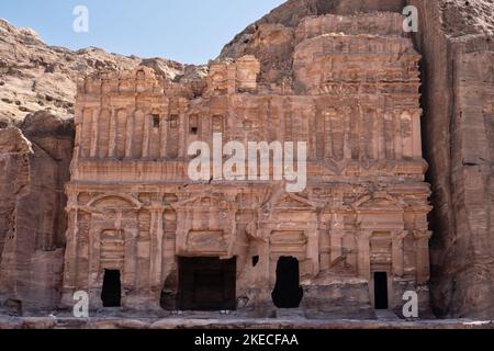 Façade de la tombe du palais à Petra, Wadi Musa, Jordanie, une tombe de rocher nabatéenne extérieure Banque D'Images