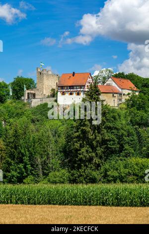 Le château de Derneck (14th siècle) est utilisé aujourd'hui par l'Association d'Alb souabe comme une maison de randonnée. Le château est situé dans la vallée de Lauter, sur la Schwäbische-Alb-Südland-Weg et est une destination de randonnée populaire. Banque D'Images