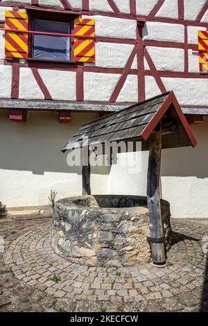 Le château de Derneck (14th siècle) est utilisé aujourd'hui par l'Association d'Alb souabe comme une maison de randonnée. Le château est situé dans la vallée de Lauter, sur la Schwäbische-Alb-Südland-Weg et est une destination de randonnée populaire. Banque D'Images