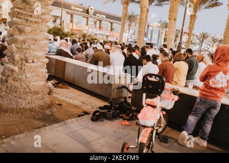 Arabie Saoudite, province de la Mecque, ville: Jeddah/Jiddah, foule, prière Banque D'Images