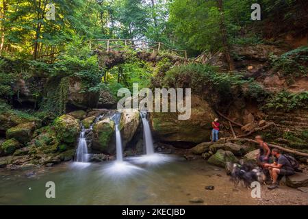 Waldbillig, Schéissendëmpel (Schiessentümpel) cascade dans la vallée de Mullerthal (Mëllerdall, Müllerthal), petite Suisse (petite Suisse luxembourgeoise, Kleine Luxembourgeois Schweiz) au Luxembourg Banque D'Images