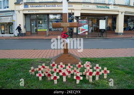 Chesham, Buckinghamshire. ROYAUME-UNI. Les noms des morts de guerre sont rappelés sur les croisements par le mémorial de guerre dans le centre-ville de Chesham avant le dimanche du souvenir. Crédit : Maureen McLean/Alay Live News Banque D'Images