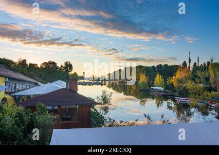 Vienne, oxbow alke Alte Donau au lever du soleil, tour Donauturm, restaurant la Crêperie en 21. Floridsdorf, Wien, Autriche Banque D'Images