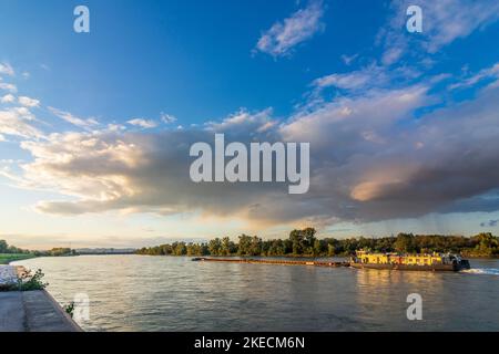 Vienne, rivière Donau (Danube), cargo, vue sur la centrale d'eau de Freudenau en 11. Simmering, Vienne, Autriche Banque D'Images