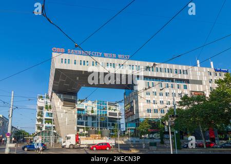 Vienne, maison 'Wolkenslange' à la gare Westbahnhof, magasin IKEA, tramway en 15. Rudolfsheim-Fünfhaus, Vienne, Autriche Banque D'Images