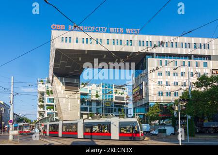 Vienne, maison 'Wolkenslange' à la gare Westbahnhof, magasin IKEA, tramway en 15. Rudolfsheim-Fünfhaus, Vienne, Autriche Banque D'Images