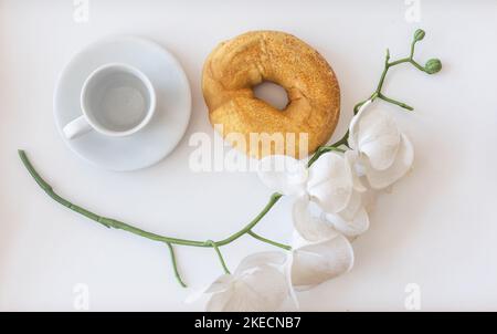 une tasse vide et un beignet Banque D'Images