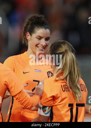 UTRECHT - (lr) Dominique Janssen des femmes néerlandaises., Danielle van de Donk des femmes néerlandaises célèbrent le 1-0 lors du match amical des femmes entre les pays-Bas et le Costa Rica au Stadion Galgenwaard on 11 novembre 2022 à Utrecht, pays-Bas. ANP BART STOUTJEDIJK Banque D'Images