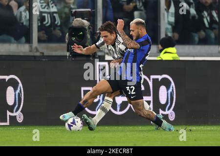 Turin, Italie, 6th novembre 2022. Federico DiMarco du FC Internazionale défie Nicolo Fagioli de Juventus lors du match de la série A au stade Allianz, à Turin. Le crédit photo devrait se lire: Jonathan Moscrop / Sportimage Banque D'Images
