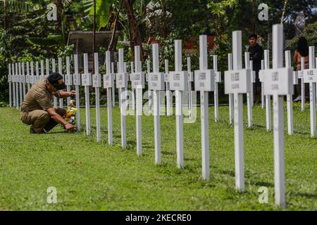 Bandung, Java-Ouest, Indonésie. 11th novembre 2022. Un officier dépose une couronne lors d'une cérémonie de commémoration de la fête des héros à Bandung. La cérémonie a eu lieu pour commémorer la journée d'Héroé et pour informer les citoyens sur les relations historiques entre les pays-Bas et l'Indonésie. (Credit image: © Algi Febri Sugita/ZUMA Press Wire) Credit: ZUMA Press, Inc./Alamy Live News Banque D'Images