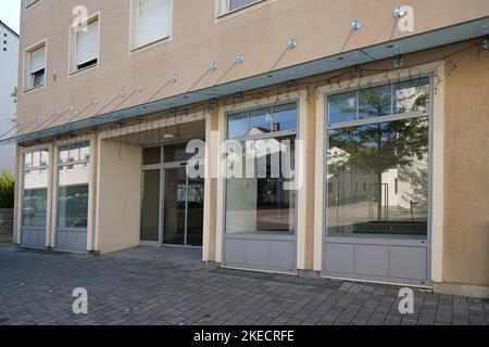 Allemagne, Bavière, haute-Bavière, Altötting, vente au détail, magasin vacant, fenêtres de magasin vides, à l'extérieur Banque D'Images