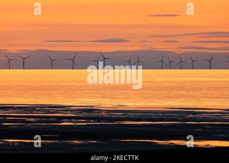 Coucher de soleil sur le parc éolien de Kentish Flats Offshore au large de la côte du Kent. Banque D'Images