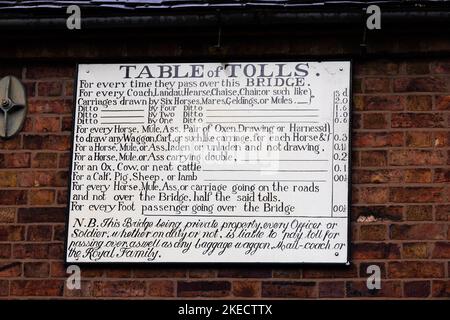 Tarif des droits pour le passage du pont historique de fer au-dessus de la rivière Severn à Ironbridge Shropshire, Angleterre. Le premier pont en fonte dans le wor Banque D'Images