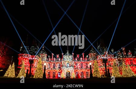 Une exposition de lumière sur le devant du manoir de Waddesdon lors d'un appel photo pour « Noël au manoir de Waddesdon », à Aylesbury, Buckinghamshire, qui comprendra des lumières et de la musique au manoir et au gardensDate : vendredi 11 novembre 2022. Banque D'Images