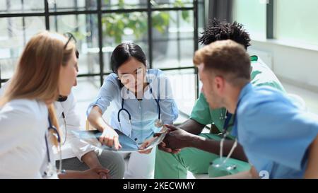 Groupe de médecins multi-nationaux pour discuter de l'analyse dans la salle de conférence Banque D'Images