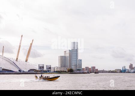 bateau thames rib experience à londres avec 02 arrière-plans Banque D'Images