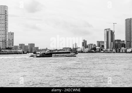 bus fluvial de londres. Une tondeuse uber thames sur la Tamise avec 02 arrière-plan Banque D'Images