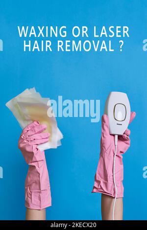 les mains de quelqu'un dans des gants en caoutchouc rose avec les mots cirage ou enlèvement de laser sur le dessus et le fond Banque D'Images