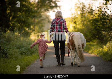 Les humains avec le poney Shetland Banque D'Images