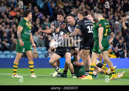 Leeds, Royaume-Uni. 11th novembre 2022. New Zealand Halfback Jahrome Hughes marque la première tentative lors du match de demi-finale de la coupe du monde de rugby 2021 entre l'Australie et la Nouvelle-Zélande à Elland Road, Leeds, le vendredi 11th novembre 2022. (Crédit : Trevor Wilkinson | ACTUALITÉS MI) crédit : ACTUALITÉS MI et sport /Actualités Alay Live Banque D'Images