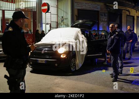 Naples, Italie. 11th novembre 2022. Meurtre de Camorra (Mafia) dans le district de Miano, banlieue de Naples. La victime est Pasquale Angellotti, âgée de 54 ans, qui a été tuée dans sa voiture. Police d'enquête sur les lieux de crime. Crédit : Agence photo indépendante/Alamy Live News Banque D'Images