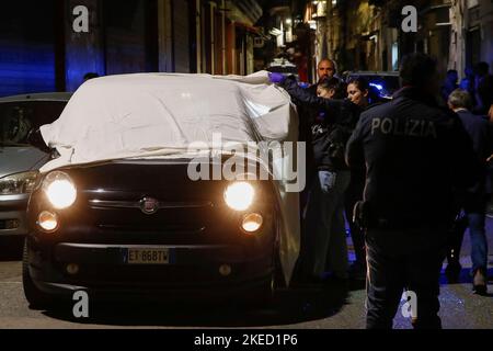 Naples, Italie. 11th novembre 2022. Meurtre de Camorra (Mafia) dans le district de Miano, banlieue de Naples. La victime est Pasquale Angellotti, âgée de 54 ans, qui a été tuée dans sa voiture. Police d'enquête sur les lieux de crime. Crédit : Agence photo indépendante/Alamy Live News Banque D'Images