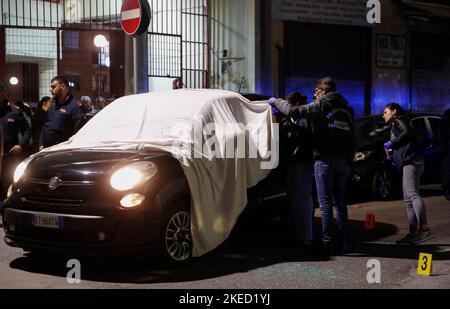 Naples, Italie. 11th novembre 2022. Meurtre de Camorra (Mafia) dans le district de Miano, banlieue de Naples. La victime est Pasquale Angellotti, âgée de 54 ans, qui a été tuée dans sa voiture. Police d'enquête sur les lieux de crime. Crédit : Agence photo indépendante/Alamy Live News Banque D'Images