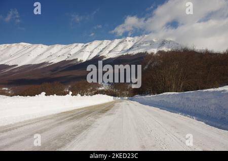 La route enneigée qui mène à Passo San Leonardo. Plateau de Majella - Abruzzes Banque D'Images