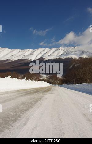 La route enneigée qui mène à Passo San Leonardo. Plateau de Majella - Abruzzes Banque D'Images