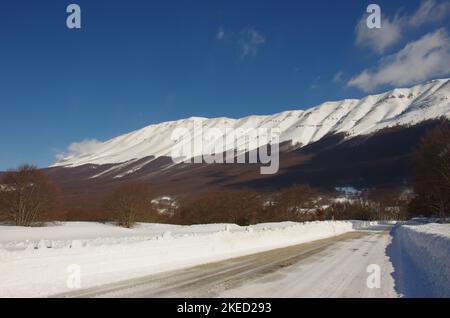 La route enneigée qui mène à Passo San Leonardo. Plateau de Majella - Abruzzes Banque D'Images