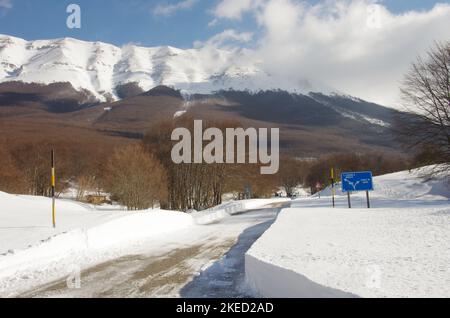 La route enneigée qui mène à Passo San Leonardo. Plateau de Majella - Abruzzes Banque D'Images