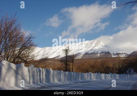 La route enneigée qui mène à Passo San Leonardo. Plateau de Majella - Abruzzes Banque D'Images