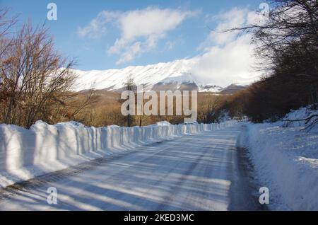 La route enneigée qui mène à Passo San Leonardo. Plateau de Majella - Abruzzes Banque D'Images