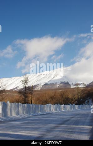 La route enneigée qui mène à Passo San Leonardo. Plateau de Majella - Abruzzes Banque D'Images