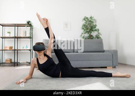 Femme s'étirant dans des lunettes VR Banque D'Images