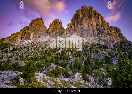 Vue sur le paysage de l'aube sur le Sassolungo Banque D'Images