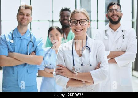 Ajouter un autre grand médecin à leur équipe déjà excellente Banque D'Images