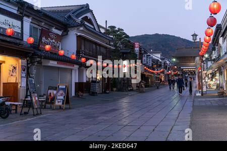 Une rue bordée de boutiques menant à Zenkoji (ou Zenkō-ji), un temple bouddhiste de Nagano, au Japon. Banque D'Images
