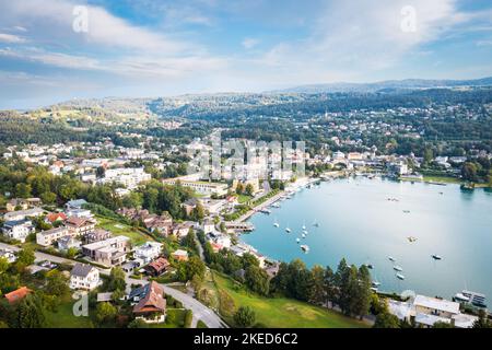 Velden vue aérienne sur le magnifique lac Wörthersee en Carinthie, Autriche. Banque D'Images