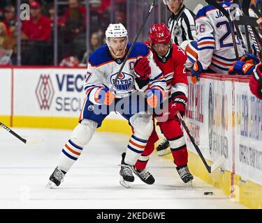 Raleigh, Caroline du Nord, États-Unis. 10th novembre 2022. Centre des Oilers d'Edmonton Connor McDavid (97) angles Carolina Hurricanes centre Seth Jarvis (24) au large puis palet dans la deuxième période de jeu entre les Oilers d'Edmonton et les Hurricanes de Caroline à l'aréna PNC à Raleigh, en Caroline du Nord, en Ontario 10 novembre 2022. (Image de crédit : © Spencer Lee/ZUMA Press Wire) Banque D'Images