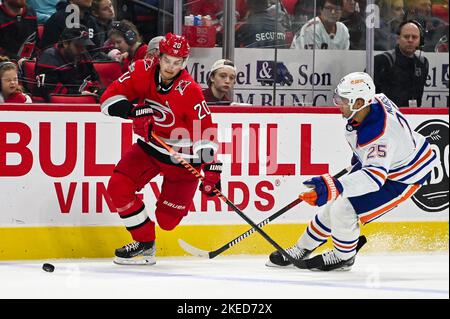 Raleigh, Caroline du Nord, États-Unis. 10th novembre 2022. Le centre des ouragans de Caroline Sebastian Aho (20) déteste les Oilers d'Edmonton Darnell Nurse (25) dans la deuxième période de jeu entre les Oilers d'Edmonton et les Hurricanes de Caroline à l'aréna PNC à Raleigh, en Caroline du Nord, en Ontario, 10 novembre 2022. (Image de crédit : © Spencer Lee/ZUMA Press Wire) Banque D'Images