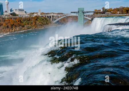 Niagara Falls des côtés américain et canadien. Arc-en-ciel sur la cascade. Le lieu touristique le plus populaire. Rivière Stormy qui coule dans le lac. Banque D'Images