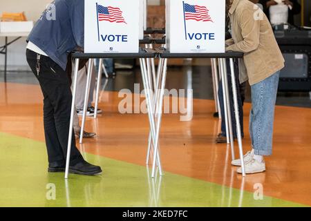 Detrooit, Michigan, États-Unis. 8th novembre 2022. Les électeurs ont voté dans un bureau de vote de Detroit. Les Américains se sont rendus aux urnes mardi, 8 novembre pour voter aux élections de mi-mandat. (Image de crédit : © Matthew Hatcher/SOPA Images via ZUMA Press Wire) Banque D'Images