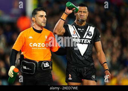 Ronaldo Mulitalo (à droite), de Nouvelle-Zélande, s'élance du terrain avec une blessure possible lors du match de demi-finale de la coupe du monde de rugby à XV à Elland Road, Leeds. Date de la photo: Vendredi 11 novembre 2022. Banque D'Images