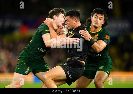 Joseph Manu (au centre) de Nouvelle-Zélande est attaqué par Tino Fa'asuamaleaui (à gauche) et James Tedesco lors du match de demi-finale de la coupe du monde de rugby à XV à Elland Road, Leeds. Date de la photo: Vendredi 11 novembre 2022. Banque D'Images