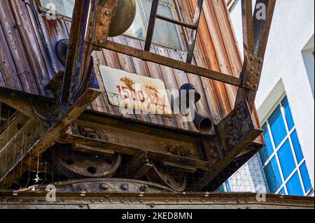 Détails d'une grue portuaire historique désaffectée dans le Tempelhofer Hafen à Berlin. Banque D'Images