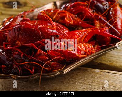 Gros plan. Plat avec écrevisses bouillies sur fond de bois. Fruits de mer, aliments biologiques sains, mode de vie sain. Vitamines, protéines. Blog culinaire, recette Banque D'Images